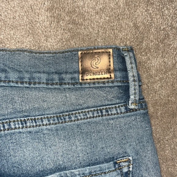 Denizen from Levi’s Women’s Mom Jean Very Distressed Size 7 W28 Zipper fly - Picture 9 of 9